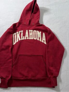 Vintage Oklahoma Maroon Hooded Sweatshirt with Chest Graphic